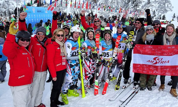 Die österreichischen Fans feiern die Silbermedaillengewinner beim alpinen Parallelbewerb. 