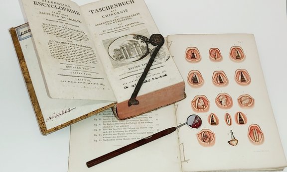 Medizinische Literatur und Objekte des 19. Jahrhunderts an der Universität Innsbruck