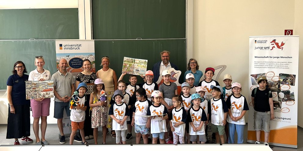 Gruppenfoto mit Kindern und Erwachsenen für die Wimmelbuchvorstellung