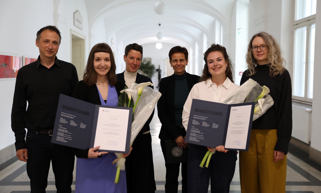 Gruppenbild mit den Preisträgerinnen und Laudator:innen