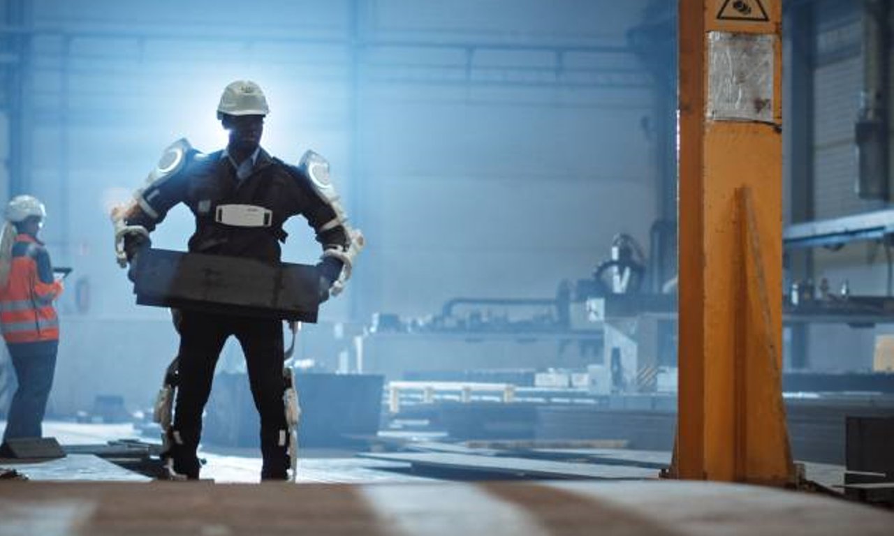 Mann mit Exoskelette