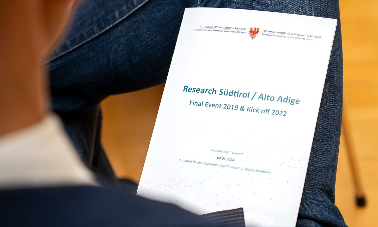 Die Titelseite eines Berichts mit der Aufschrift: "Research Südtirol/Alto Adige"