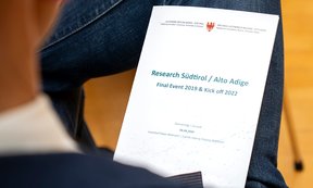 Die Titelseite eines Berichts mit der Aufschrift: "Research Südtirol/Alto Adige"