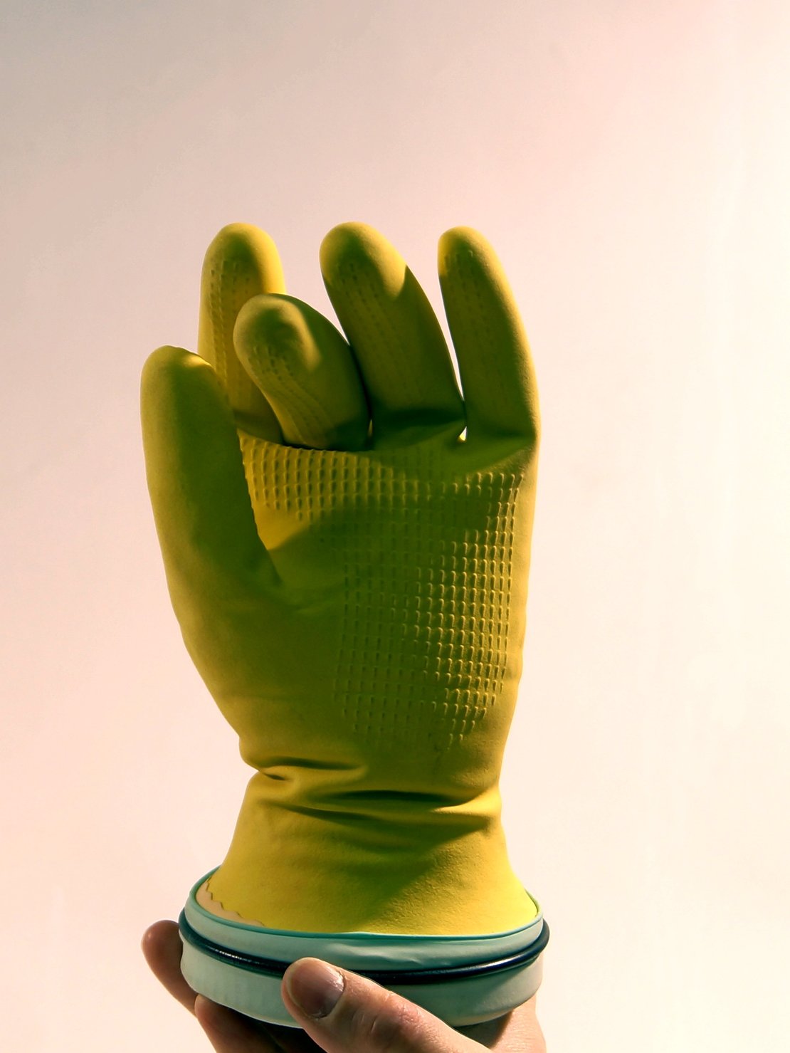 Gelber Handschuh Finger gekrümmt