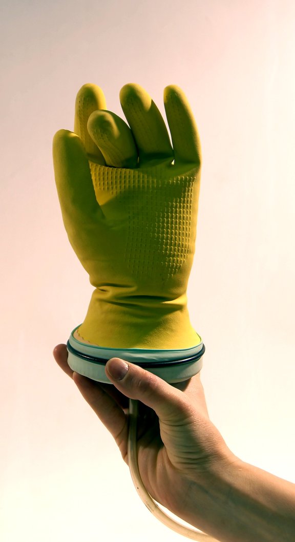 Gelber Handschuh Finger gekrümmt