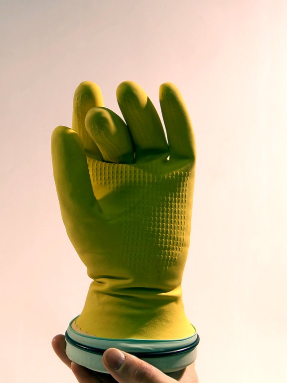 Gelber Handschuh Finger gekrümmt