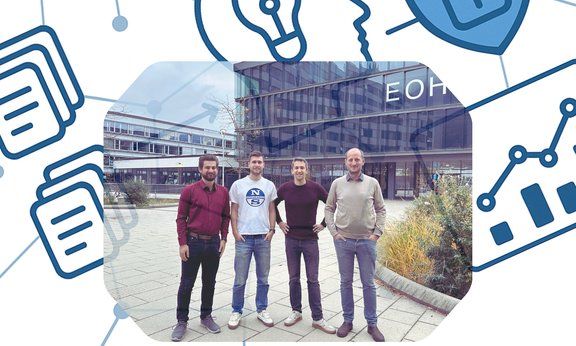 im Hintergrund in Blau verschiedene Icons, die Vernetzung und Informatik darstellen und im Vordergrund ist das Projektteam abgebildet, 4 Personen im Hintergrund ein Uni-Gebäude vom Campus-Technik.