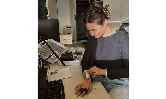 Julia Kugl mit dem Biosensor