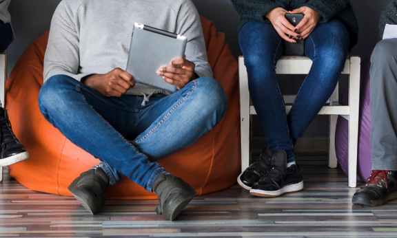 Beine sitzender Personen