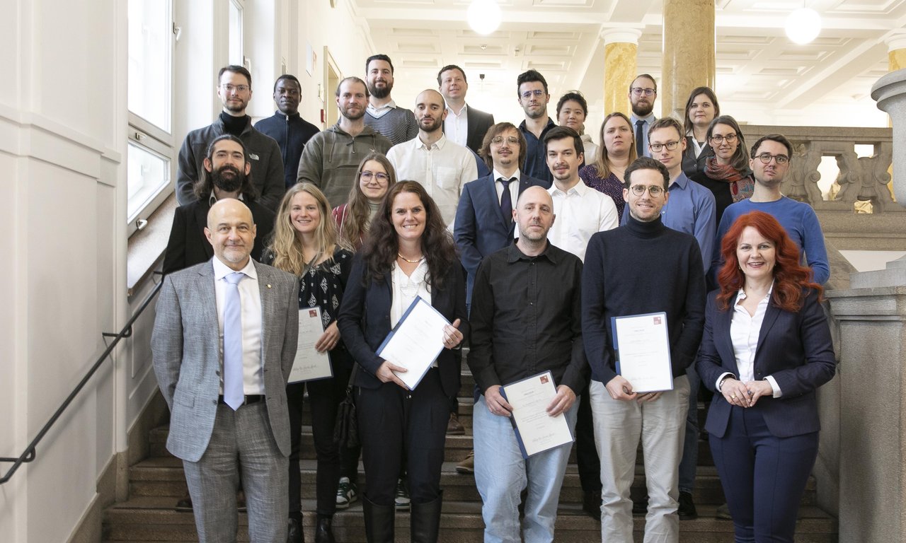 Die Preistägerinnen auf der Treppe im Universitätshauptgebäude mit Vizerektor und Landesrätin