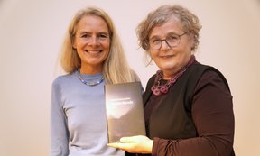 Birgit Holzner und Anna Rottensteiner mit einem Buch in der Hand