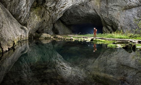 Der Eingang zur Schulgan-Tasch-Höhle in Russland