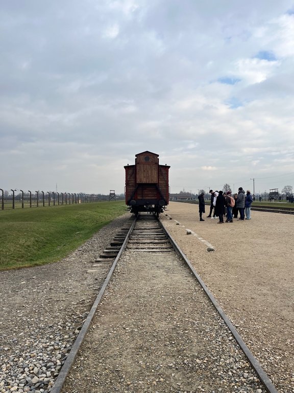 Ansicht eines stillgelegten Zuges in der Gedenkstätte Auschwitz-Birkenau
