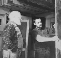 Franz Tumler (links) mit Jörg Hofer in dessen Atelier, Laas 1981