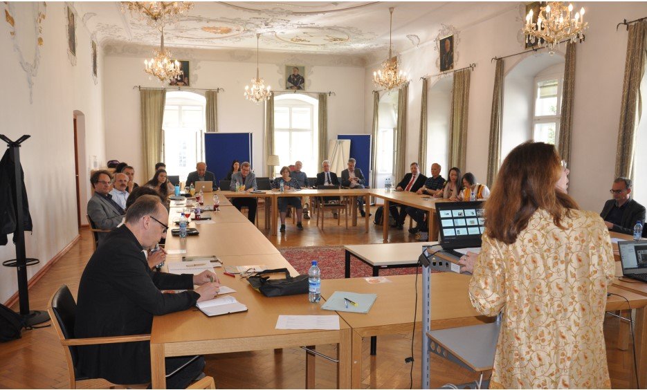Ursula Schattner-Rieser (von hinten) bei ihrem Vortrag im Dekanatssitzungssaal
