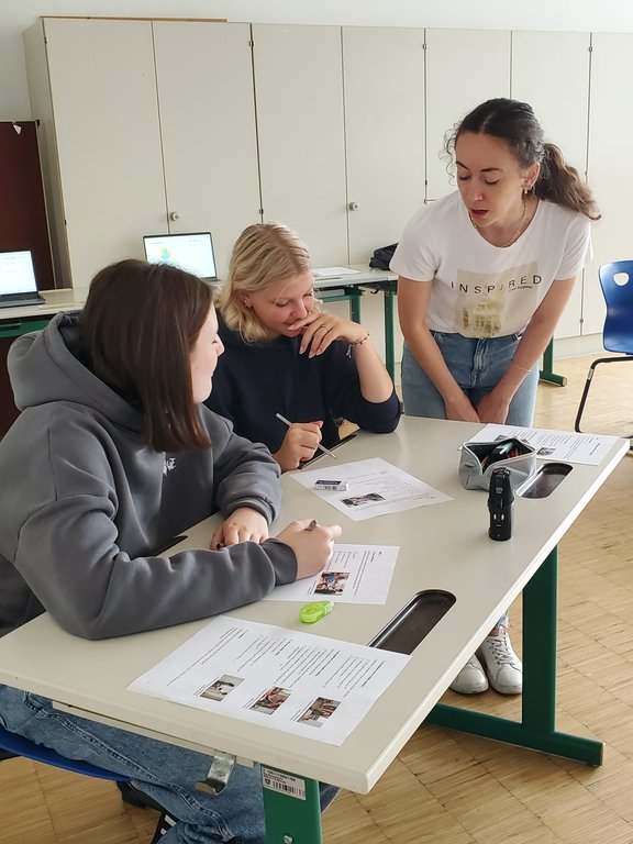 Nadine Mair mit Schüler:innen