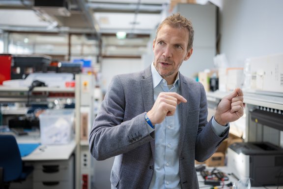 Daniel Baumgarten erklärt seine Forschung im Labor.