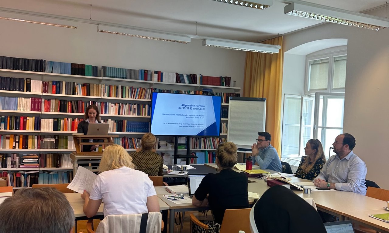 zu sehen sind Studierende des Masterstudiums ‚Vergleichendes Kanonisches Recht‘