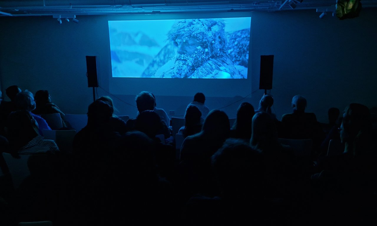 Menschen schauen einen Film auf einer Leinwand