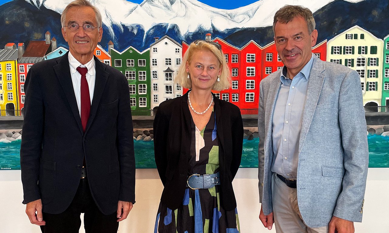Rektor Tilmann Märk, zukünftige Rektorin Veronika Sexl sowie Bürgermeister Georg Willi