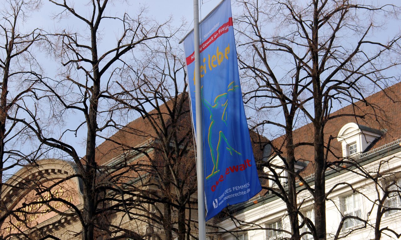 Die Fahne der Aktion „16 Tage gegen Gewalt an Frauen“ beim Hauptgebäude.