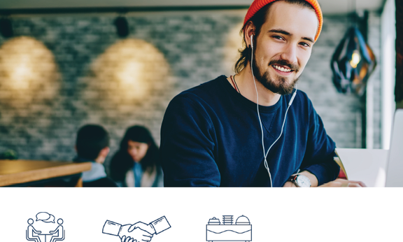Bild von jungem Mann beim Arbeiten im Cafe