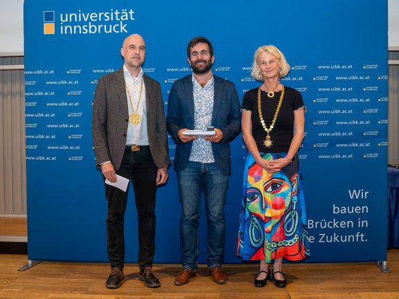 im Bild: Tim Studiendekan Tim Netzer, Alexander Glazman und Rektorin Veronika Sexl