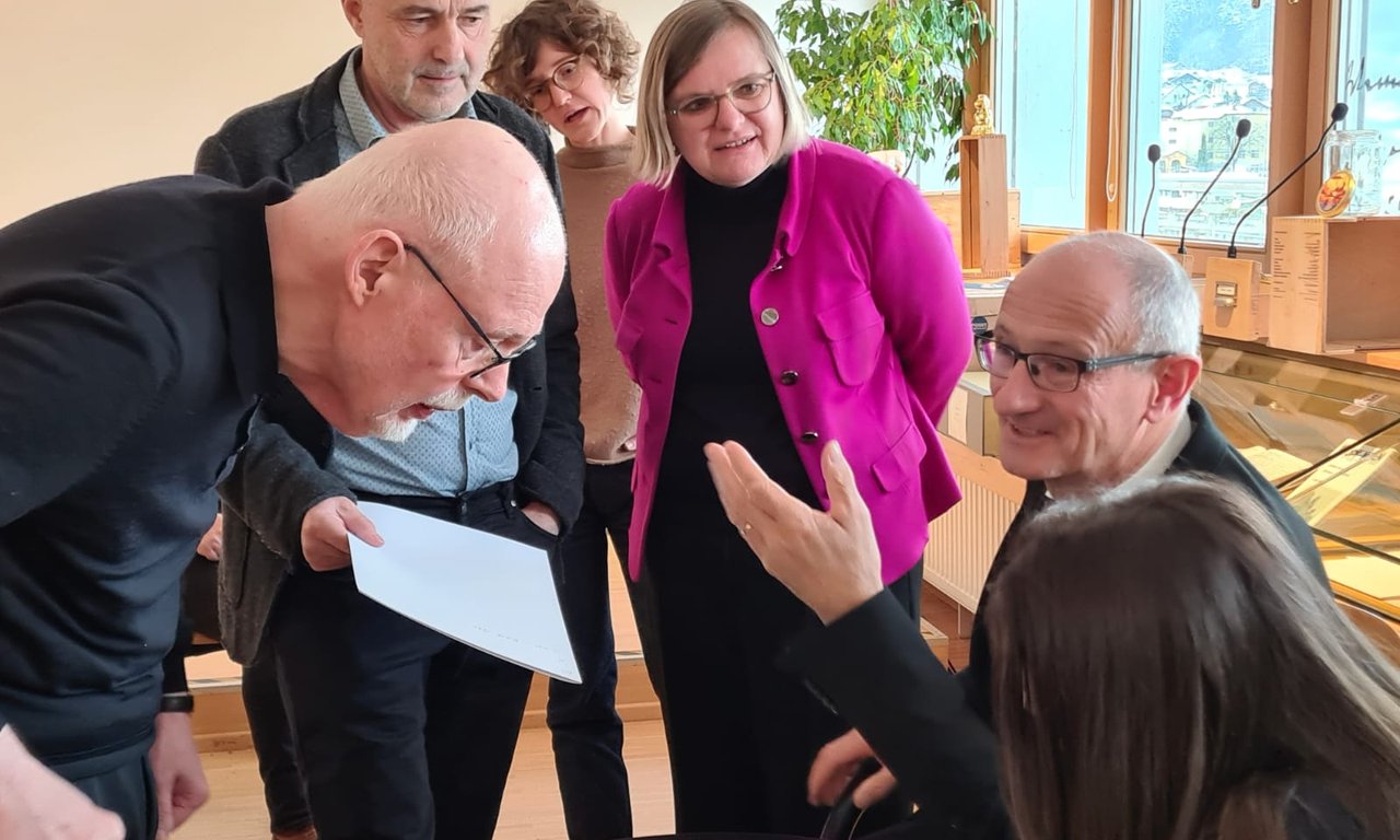 Gruppenbild Besuch Anton Mattle mit Mitarbeiter:innen des Brenner-Archivs