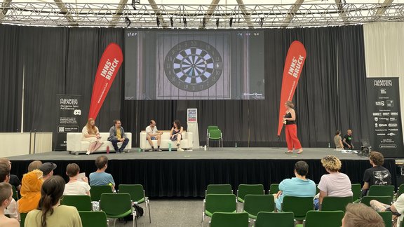 Personen auf der Bühne, die das Spiel Blue Prince vorstellen