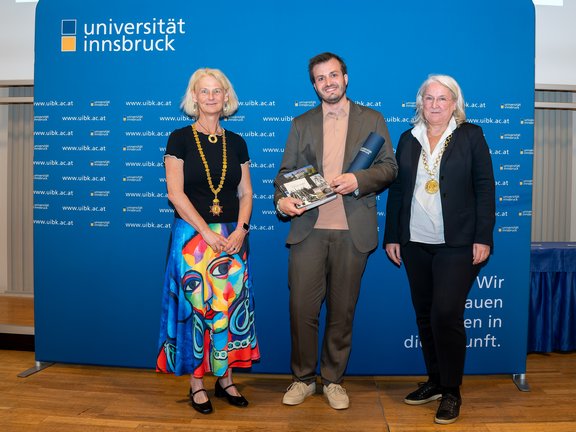 im Bild: Rektorin Veronika Sexl, Felix Holzmeister, Laudatorin Vizerektorin Janette Walde