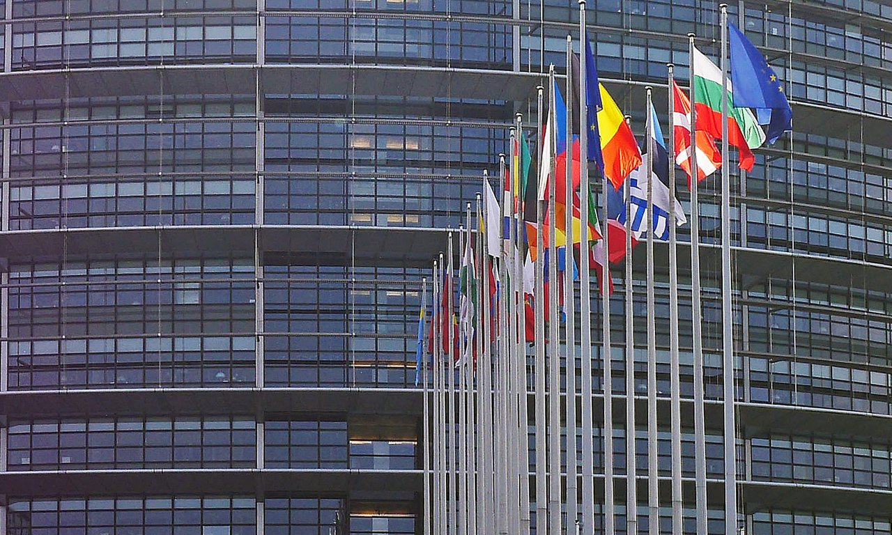 Fahnen vor dem Europarlament in Strassburg