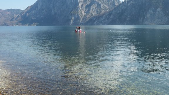 Bohrungen unter Wasser im Traunsee durch das Kuratorium Pfahlbauten
