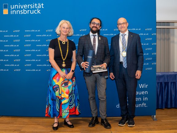 im Bild: Rektorin Veronika Sexl, Luis Miguel Rodriguez Rojas, Laudator Vizerektor Gregor Weihs