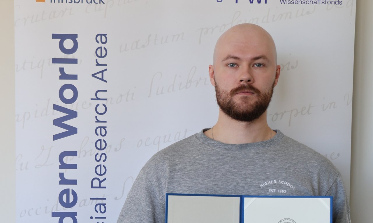 Porträtfoto vor einem Roll-up des FWF