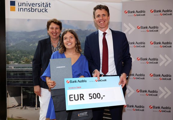 Drei Personen vor einer Pressewand der Uni Innsbruck