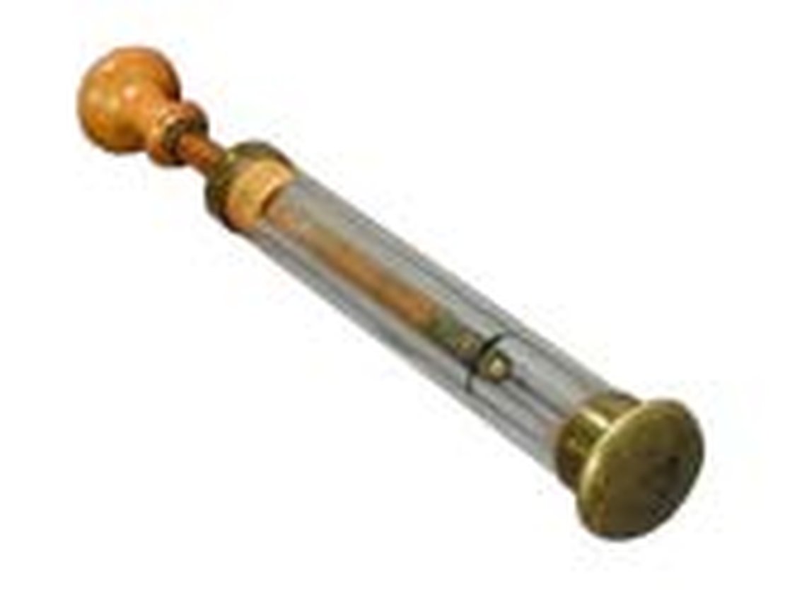 Pneumatisches Feuerzeug mit gläsernem Stiefel