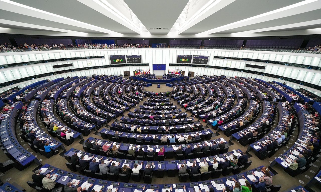 Großaufnahme von einer Sitzung im Europäischen Parlament