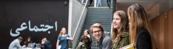 Studierende stehen in Uni