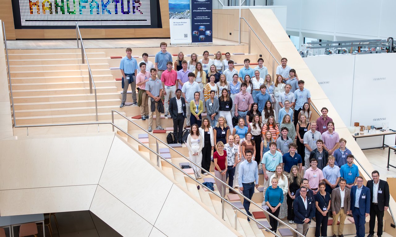 Die Gruppe von ca. 70 Studierenden auf Stufen in der Manufaktur bei Swarovski