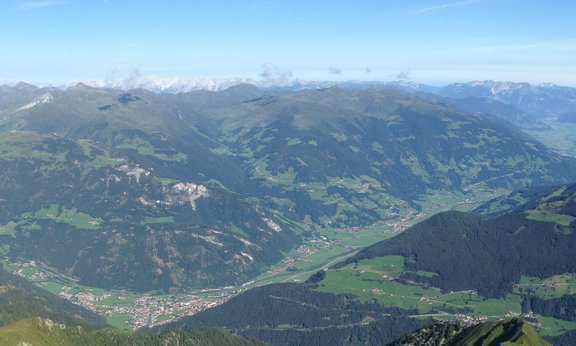 Zillertal Gesamtansicht von Strass (rechts hinten) bis Mayrhofen (vorne unten) und Übergang ins Tuxertal (links)