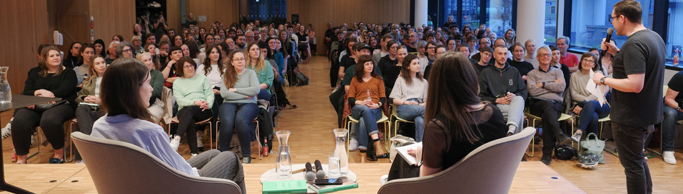 Veranstaltungsbild mit Publikum und Vortragenden