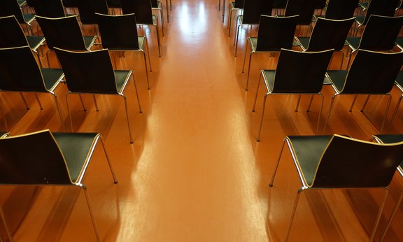 Reihe von Stühlen