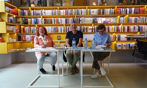 Eva Lavric, Philippe Claudel und Doris Eibl zeigen, dass bei der Lesung der Humor nicht fehlte