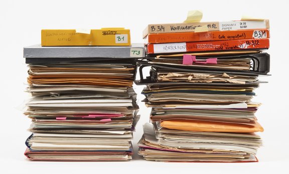 Zwei Stapel mit Archivmaterial