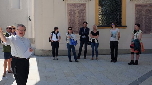 In Waidhofen a. d. Ybbs. Dechant Herbert Döller (links) führt durch die Pfarrkirche und erläutert in der Diskussion mit Kollegin Barth-Scalmani die Reformationszeit.