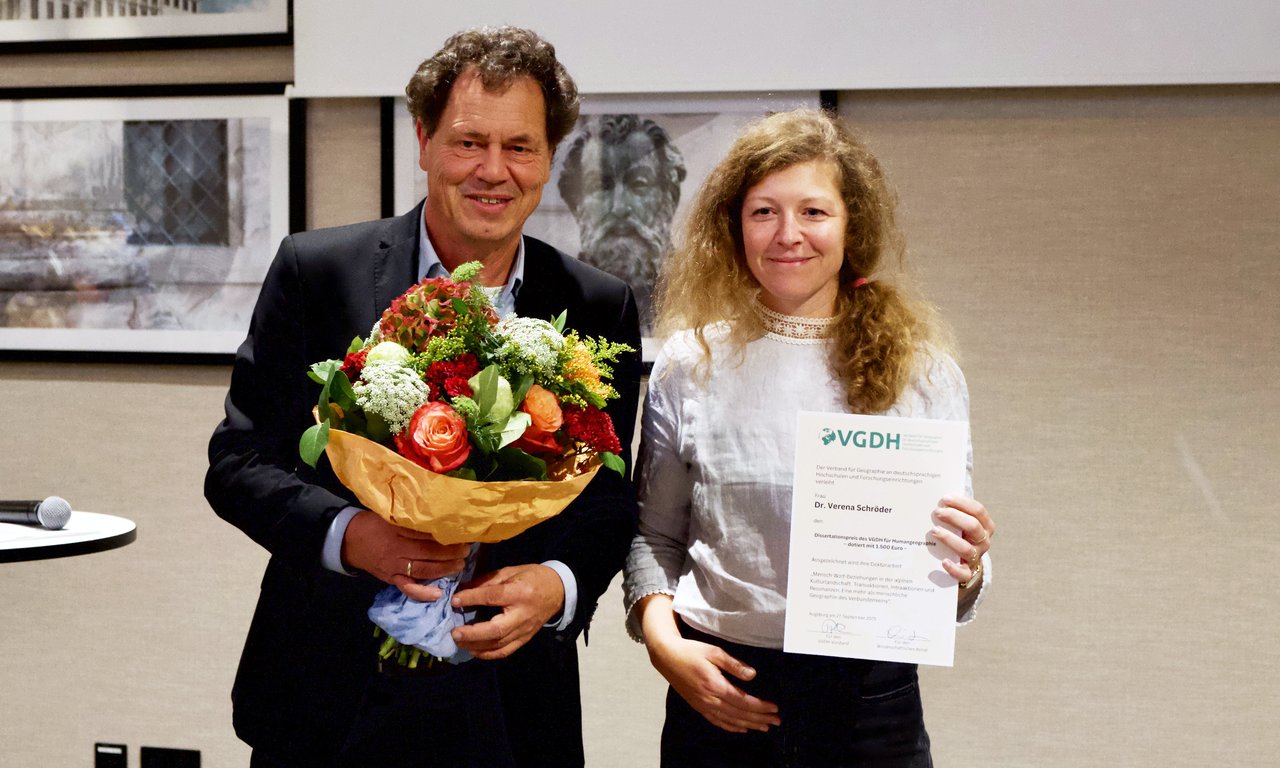 Verena Schröder mit Urkunde und Blumen, links stehend Boris Braun