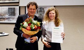 Verena Schröder mit Urkunde und Blumen, links stehend Boris Braun