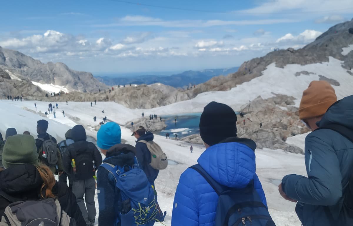 Studierendengruppe wandernd auf einem Gletscher