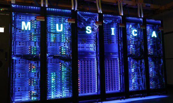 Rechnercluster mit dem Schriftzug MUSICA