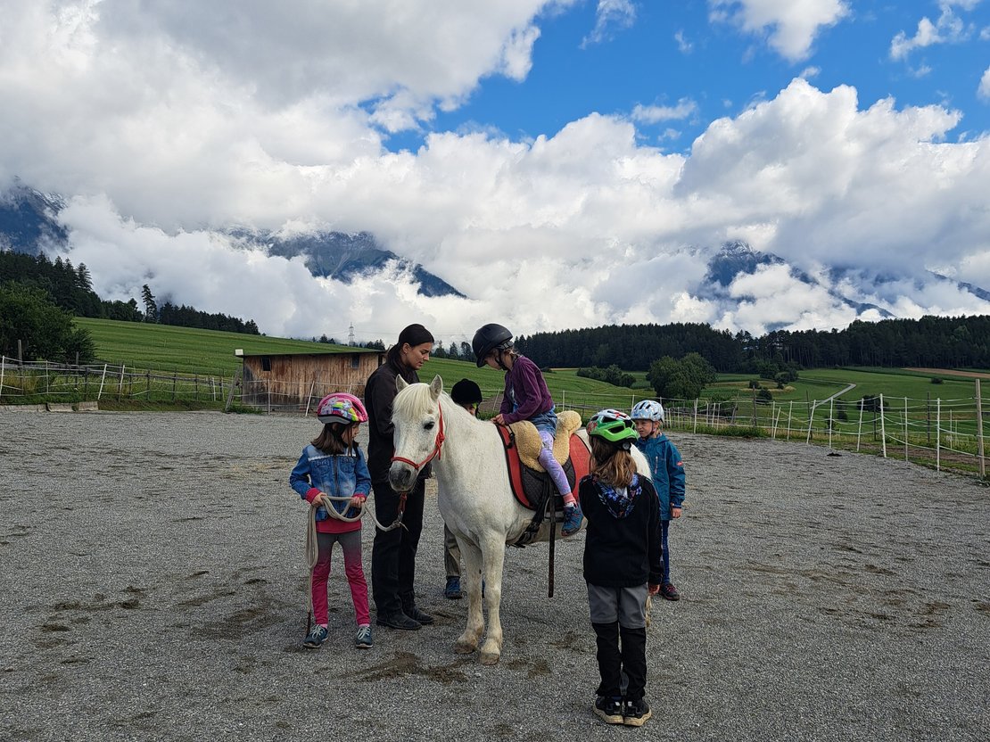 Kind reitet ein Pferd